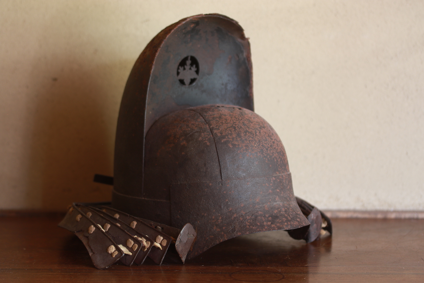 伝豊臣秀吉所用 五三桐紋透唐冠形兜 | 古裂會 (こぎれかい)