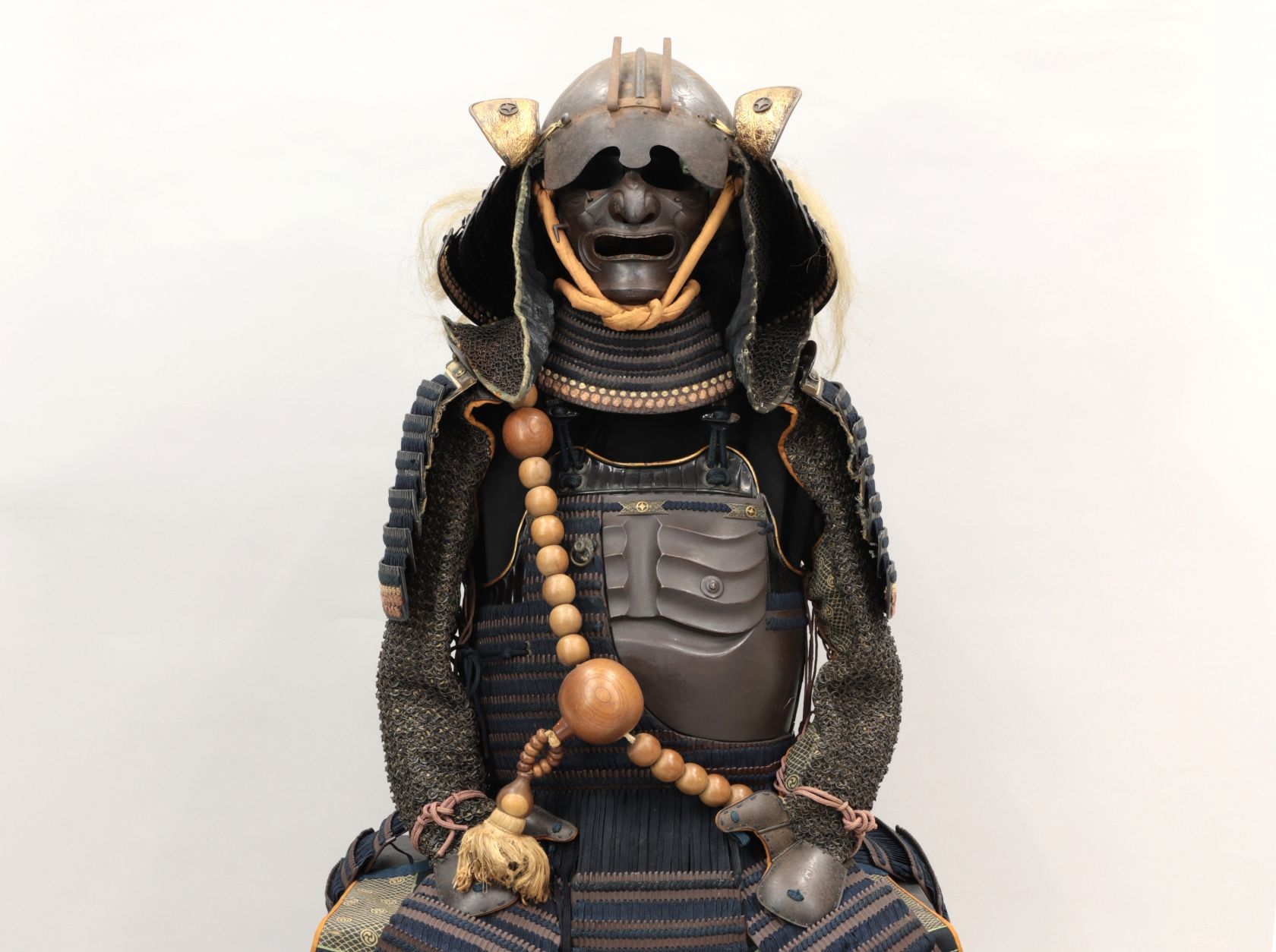 鉄錆地雲龍象嵌変形兜付鉄錆色漆塗片肌脱二枚胴具足Iron Suji