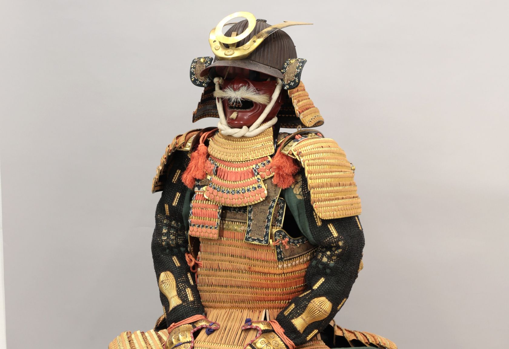 鉄錆地六十二間筋兜付金小札丸胴具足Suit of Armor with Iron-Rust